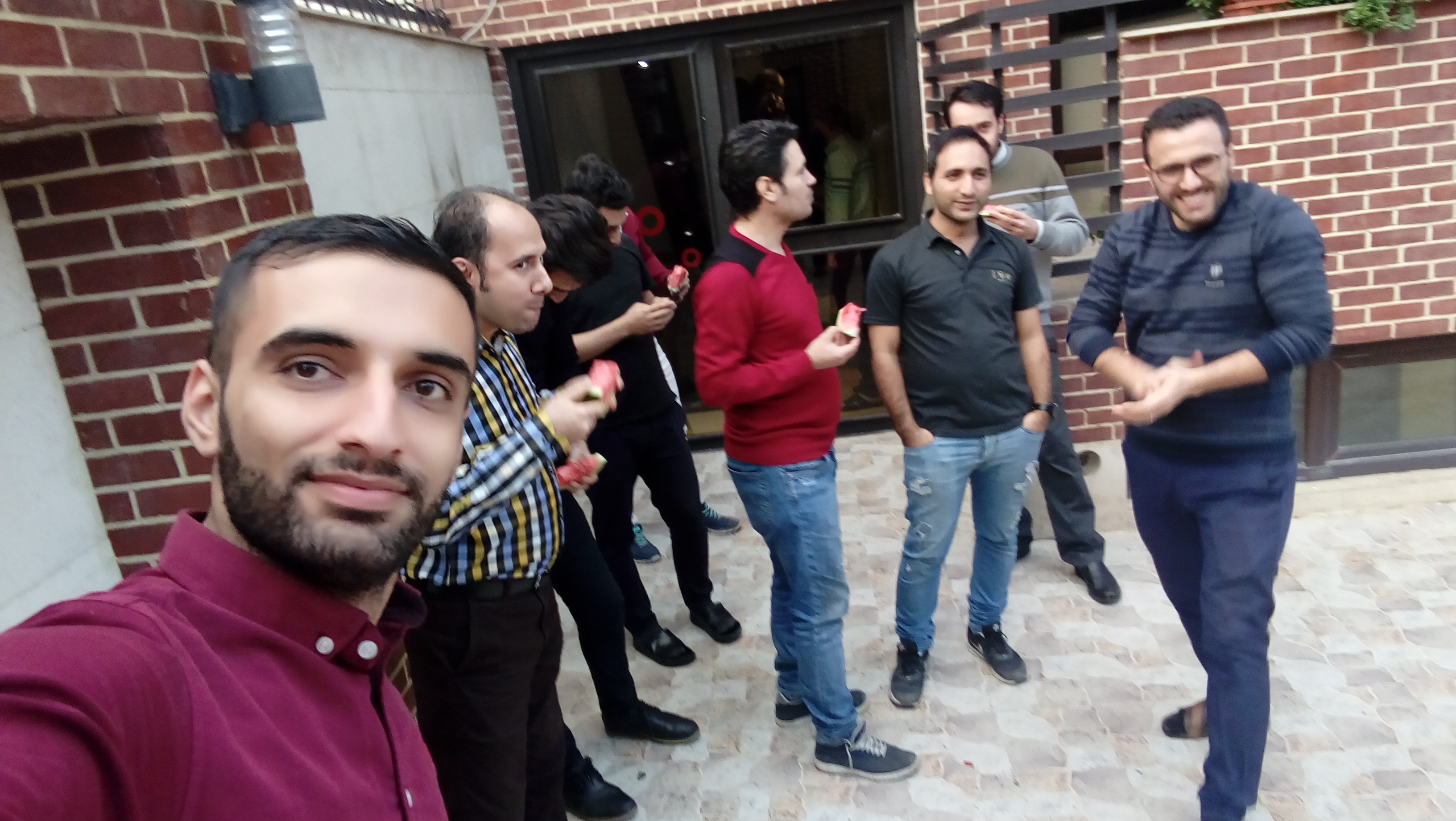 میثم حسینی در کنار همکاران