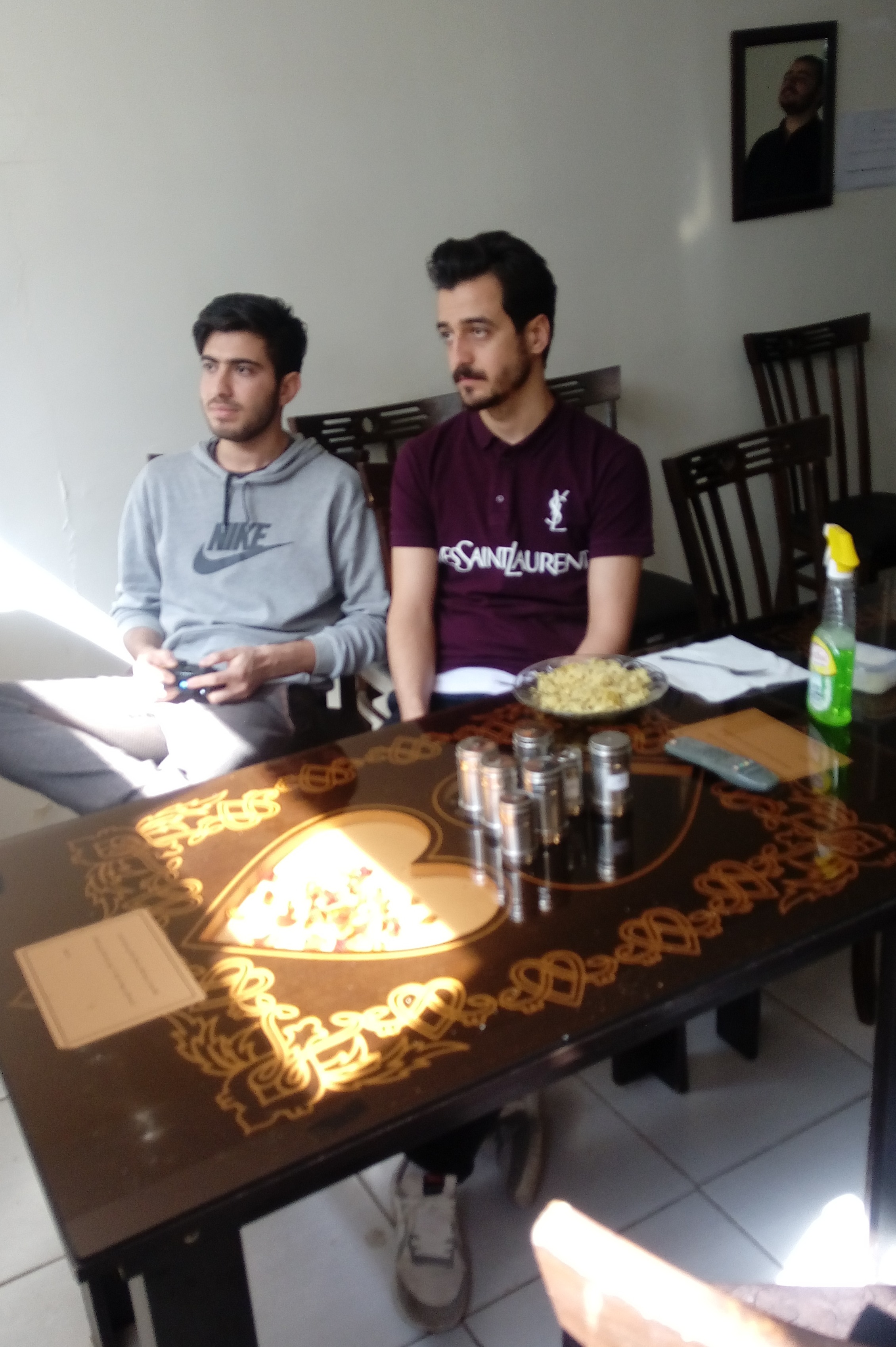 مجتبی مرادی همراه میثم کریمی درحال گیم بازی کردن