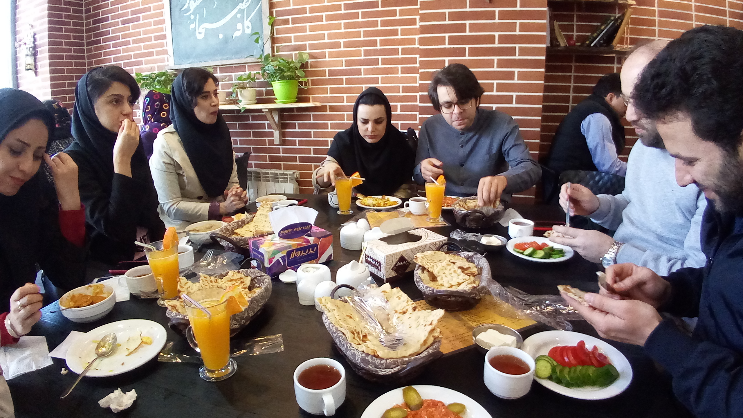 همه مشغول صبحانه خوردن