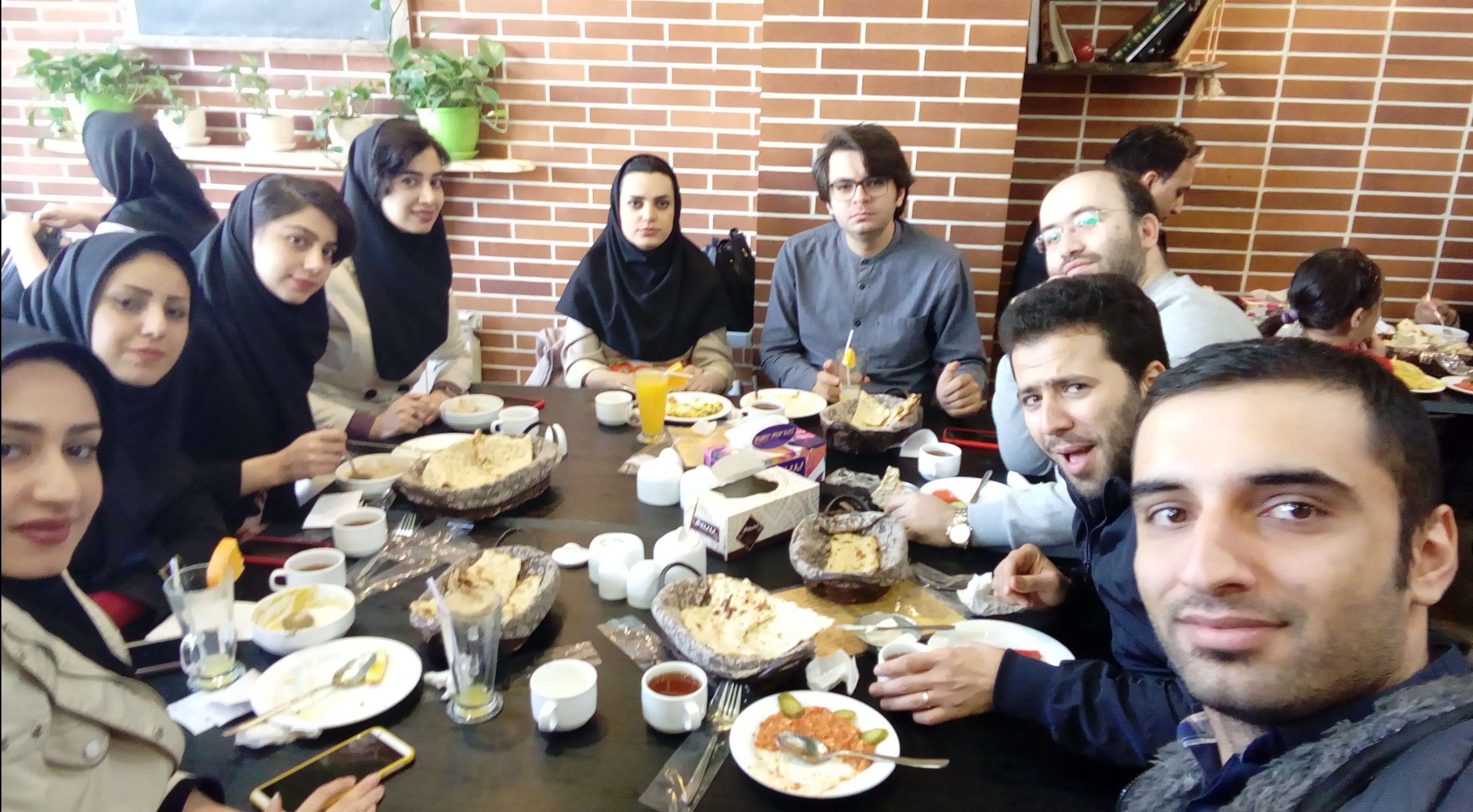 عکس دوستانه در زمان صبحانه خوردن 